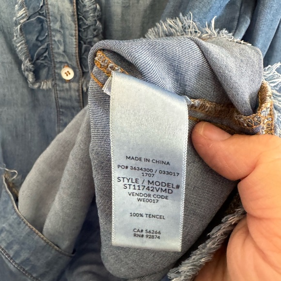 Splendid Womens Chambray Frayed Edge Button Down Top, Size Medium - Picture 4 of 5
